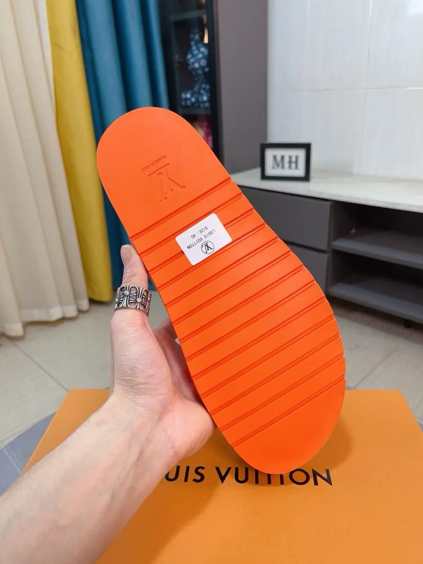 Men's shoes💰300🌹🌹【LV】Multi-color new men's slippers, original top-quality version, original special cowhide with pebbled embossing➕sheepskin on the inner and side, non-slip combination sole, more stable walking, more comfortable and lightweight, high-end and generous, size: 38~44